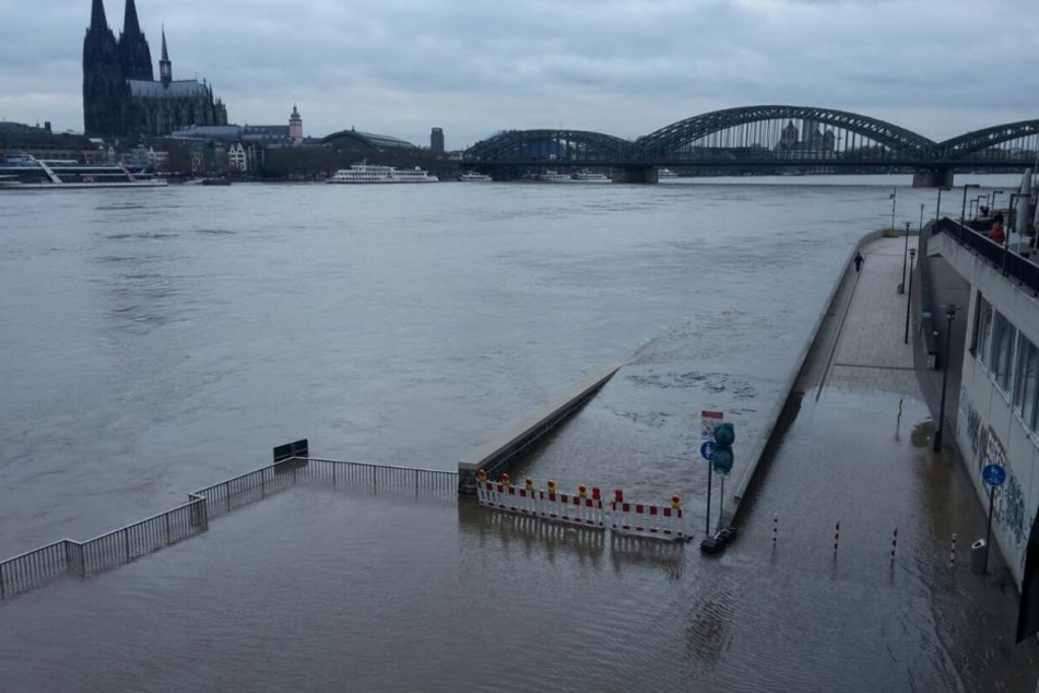 Die Schifffahrt auf dem Rhein bei Köln ist eingestellt.