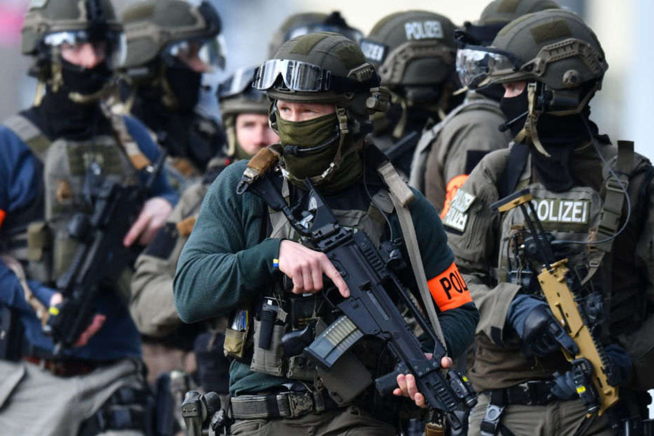 Ein Spezialeinsatzkommando musste den Mann aus seiner Wohnung holen. (Symbolbild)