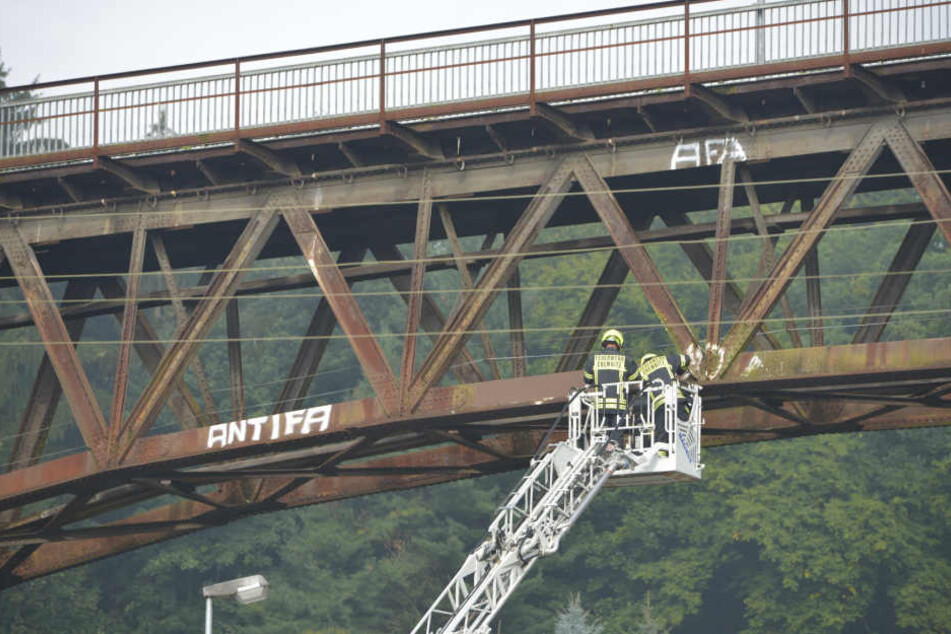 Im Rahmen einer Einsatzübung entfernte die Feuerwehr vor einem Jahr Schmierereien von der Brücke.