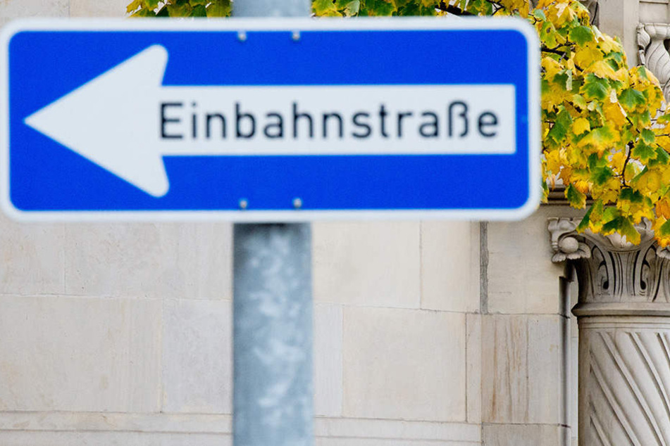 Der Peugeot war verkehrt herum in eine Einbahnstraße gefahren und dort in einen VW Polo gekracht, der aus einer Seitenstraße kam (Symbolbild).