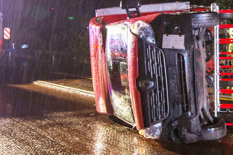 Der Kleintransporter kippte im Baustellenbereich auf der A4 um-