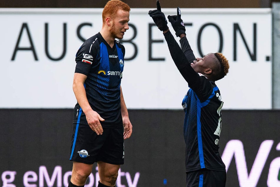Paderborns Babacar Gueye (r.) und Teamkollege Sebastian Vasiliadis rocken mit ihrer Mannschaft die 2. Liga.