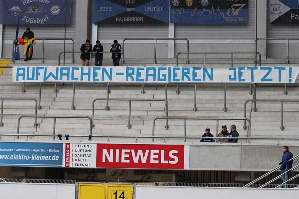 Anstelle von Fans waren zu Beginn der Partie vor allem Banner auf der Südtribüne zu sehen.