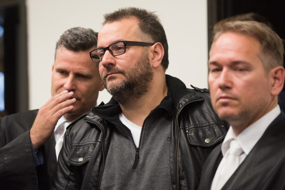 Rechtsanwalt Detlev Binder (links) sieht Wilfried W. (Mitte) als kindlichen Träumer.