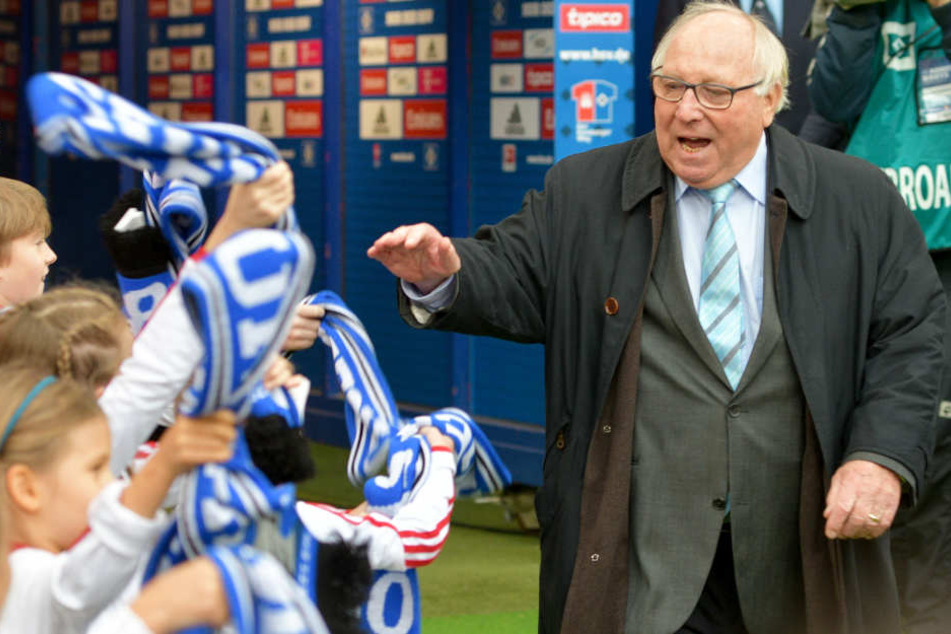 Uwe Seeler sorgt auch bei den jüngsten Anhängern für Jubelstürme.
