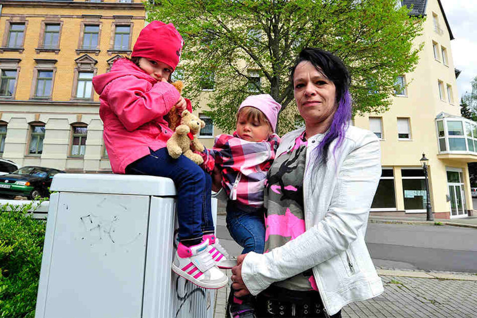 Waren von einem Tag auf den anderen obdachlos: Denise Didenko (41) und ihre beiden Töchter Chérie (3, l.) und Pauline (2).