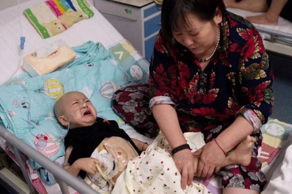 Nach der Krebsdiagnose, wurde dieser kleine Junge von seiner Mutter verlassen!