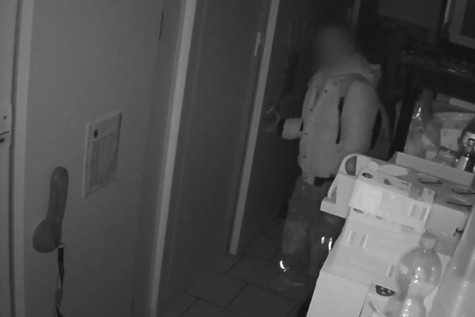 Erwischt! Der mutmaßliche Lebensmittel-Dieb Peter S. (39) während seiner Klau-Tour mit prall gefülltem Rucksack ...