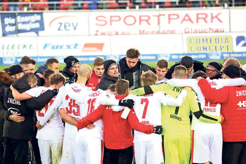 Die Chemie zwischen Torsten Ziegner und seiner Mannschaft scheint trotz der bevorstehenden Trennung weiter zustimmen.