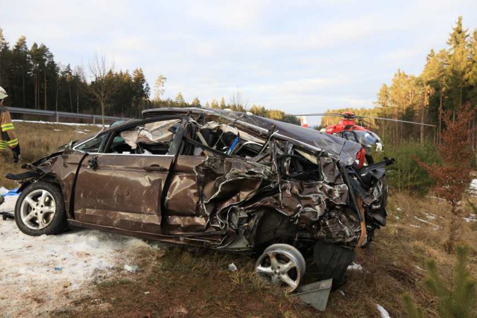 Das Auto des Paares verformte sich komplett.