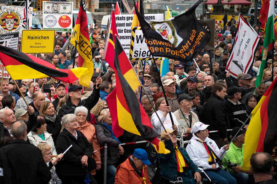 Bei der Pegida-Demo am Montag (22.01) sollen zwei Ampullen mit ekliger Flüssigkeit geworfen worden sein. (Archivbild)