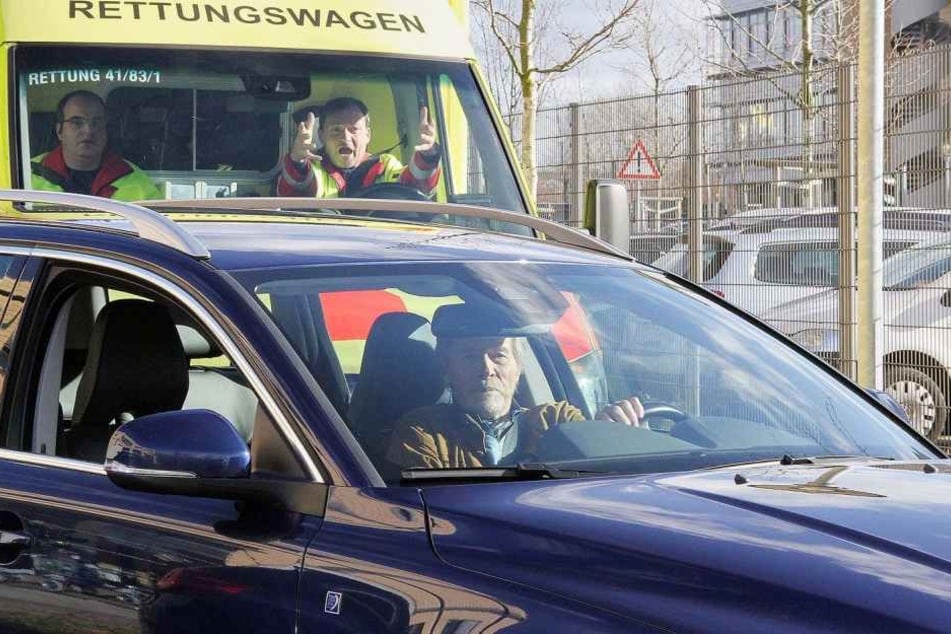 Beim Ausparken nimmt der ehemalige HNO-Arzt Henrik Oswald (Horst Janson) einem Krankenwagen mit Blaulicht die Vorfahrt.