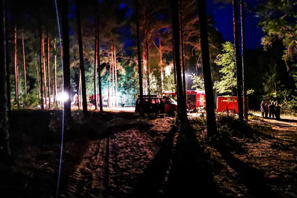 Die Feuerwehr ist mit 80 Mann und 24 Fahrzeugen in dem Gebiet unterwegs.