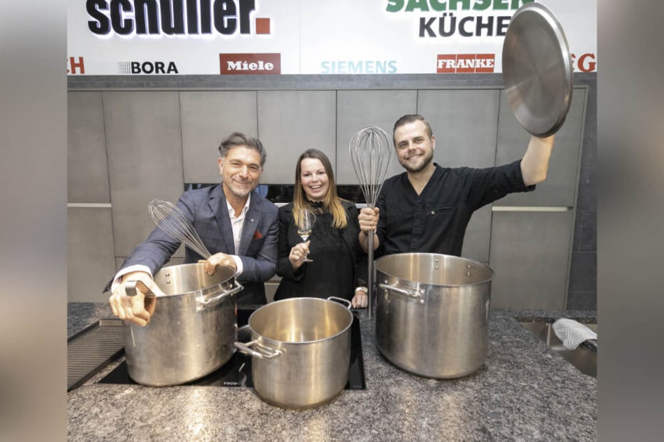 Kochsternstunden-Erfinder Clemens Lutz (49, l.) konnte 2019 Nicole Hieke ("finesse") zur besten Servicekraft und Chefkoch Marcel Kube ("Villa Sorgenfrei") zum besten Menü gratulieren.