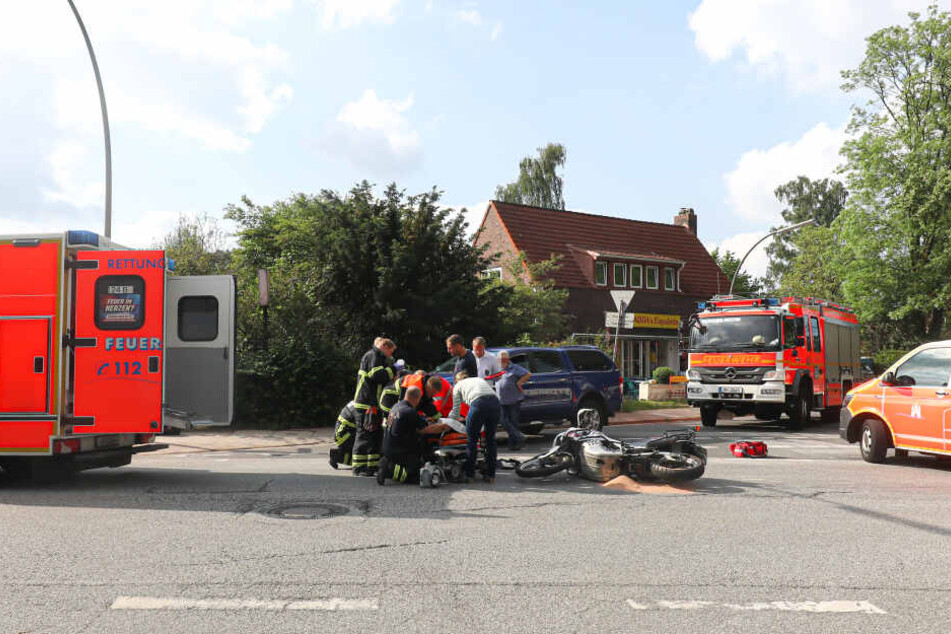 Die Einsatzkräfte versorgen den verunglückten Motorradfahrer an den Unfallstelle.