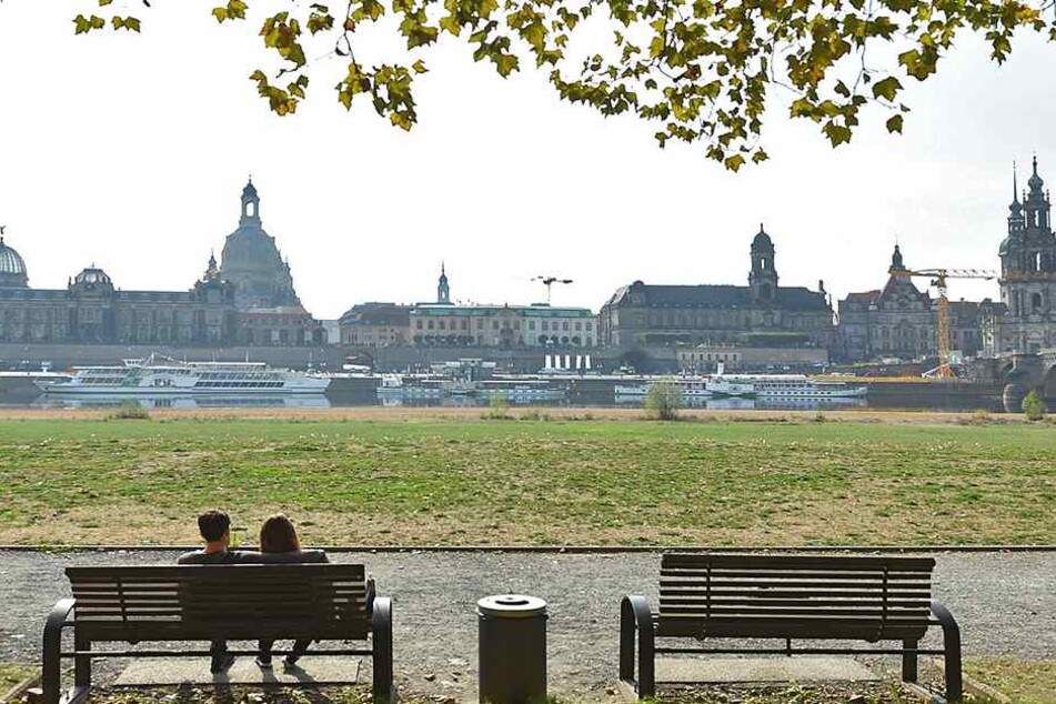 Diesen exklusiven Blick übers Königsufer auf das Altstadtpanorama kann der künftige Eigentümer genießen.