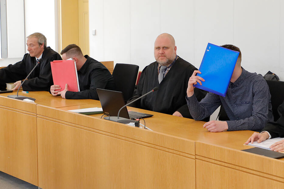 Prozess am Chemnitzer Landgericht: Dustin G. (21, l.) und Justin H. (20) sollen Drogen auf Kommissionsbasis verkauft haben.