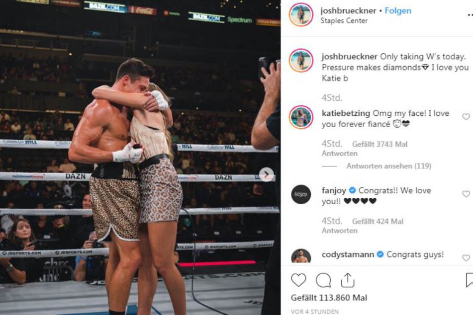 Sie hat "JA" gesagt. Josh und Katie liegen sich in den Armen.