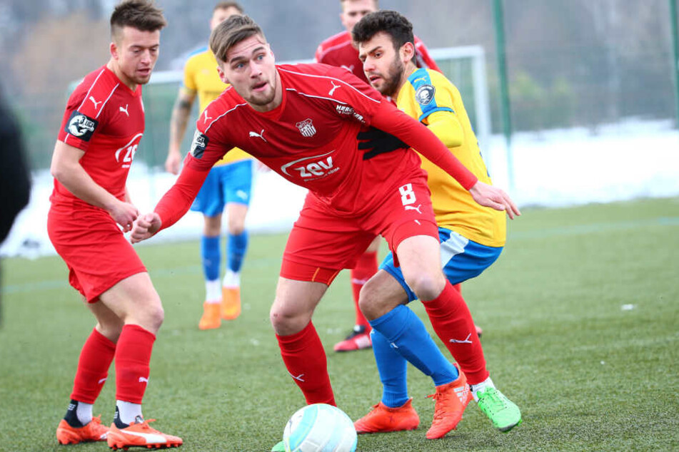 Jonas Nietfeld vom FSV im Zweikampf mit Firat Sucsuz von Calr-Zeiss Jena.