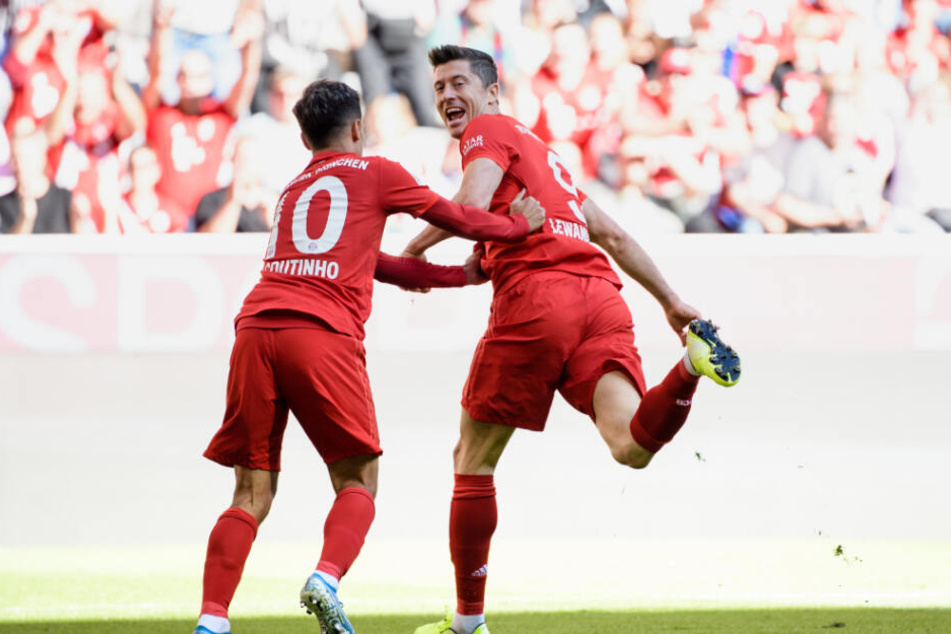 Torschütze Robert Lewandowski (r) jubelt mit Philippe Coutinho über seinen Treffer zum 1:0.