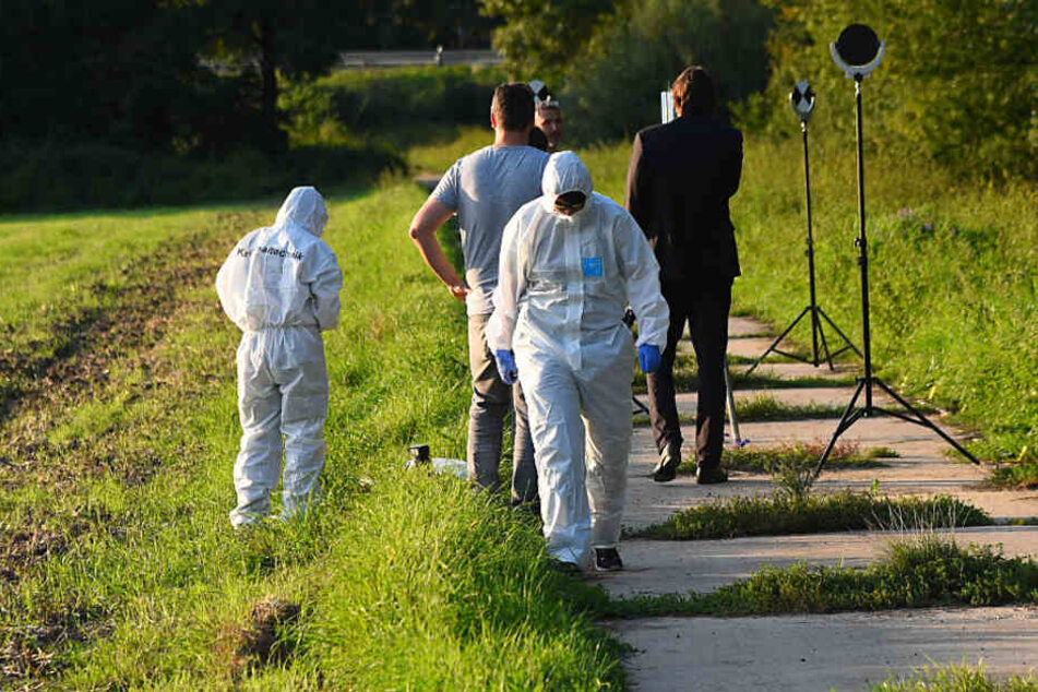September 2017: Kriminaltechniker untersuchen den Fundort der Leiche nahe der Autobahnanschlussstelle bei Zwingenberg in Hessen.