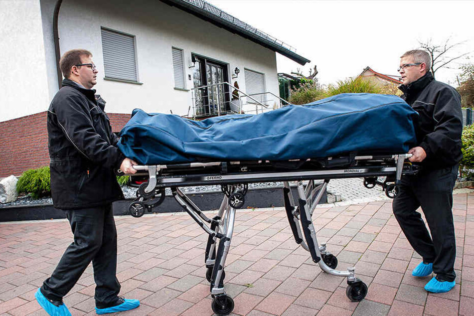 Bestatter holten das Opfer am 16. November 2015 in der Wohnung in Vlotho ab.
