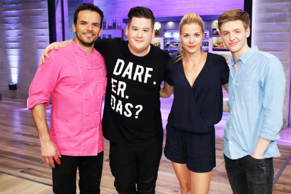 Am Sonntagabend kocht Steffen Henssler (44) gegen Comedian Chris Tall (25, 2. v.l.), Schauspielerin Jessica Ginkel (36) und "Club der roten Bänder"-Star Timur Bartels (21).