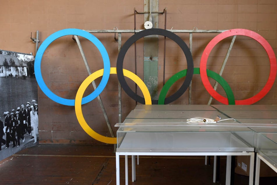 In einem Lager stehen die fünf olympischen Ringe.