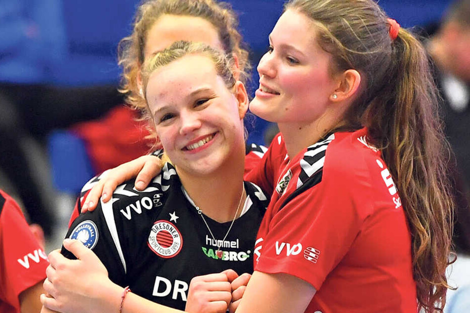 Die Dresdner Youngster Michelle Petter (l./20) und Rica Maase (18 Jahre) freuen sich. Petter durfte gegen Suhl von Beginn an ran, Maase wurde eingewechselt.