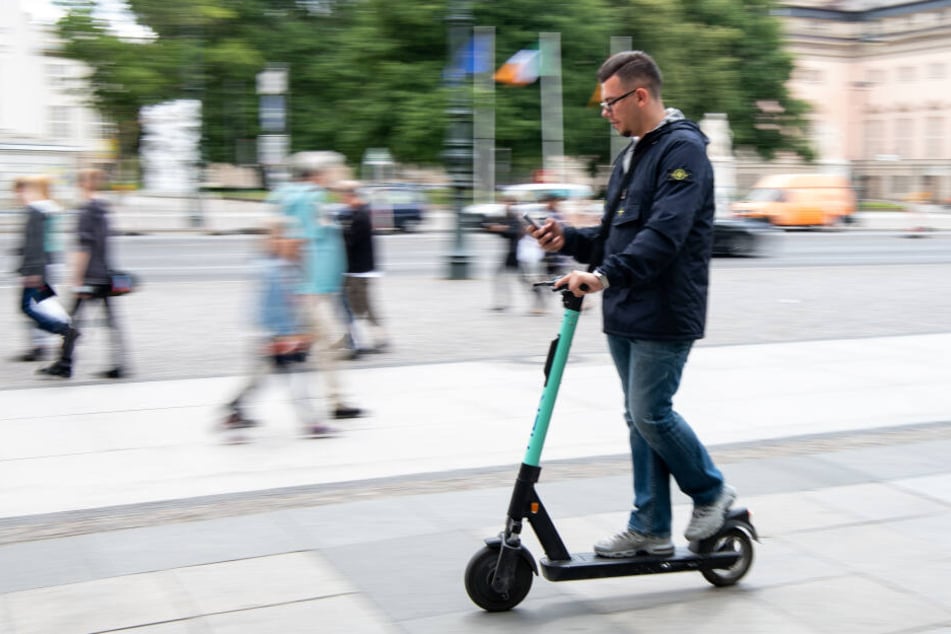 Bereits kurz nach der Zulassung der E-Roller kam es zu zahlreichen Unfällen. (Symbolbild)