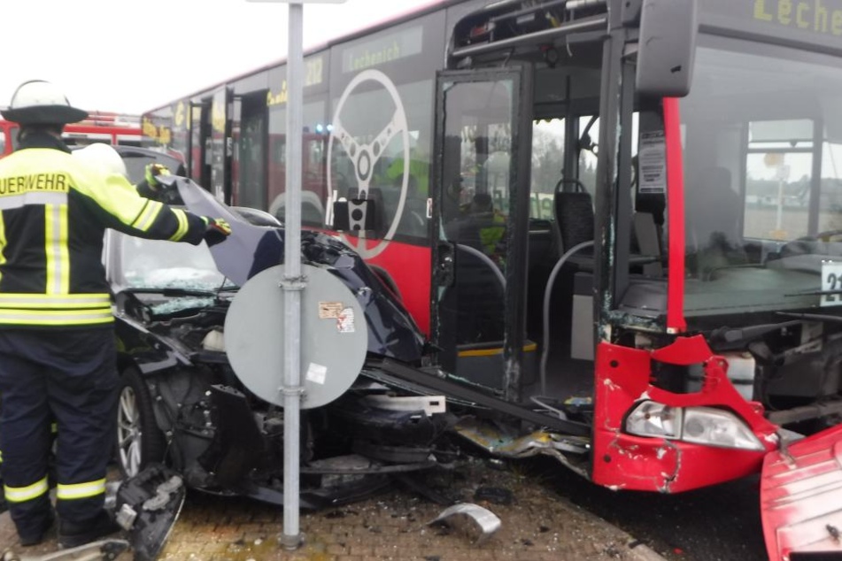 Bei dem Unfall entstand ein Sachschaden von etwa 12.000 Euro.
