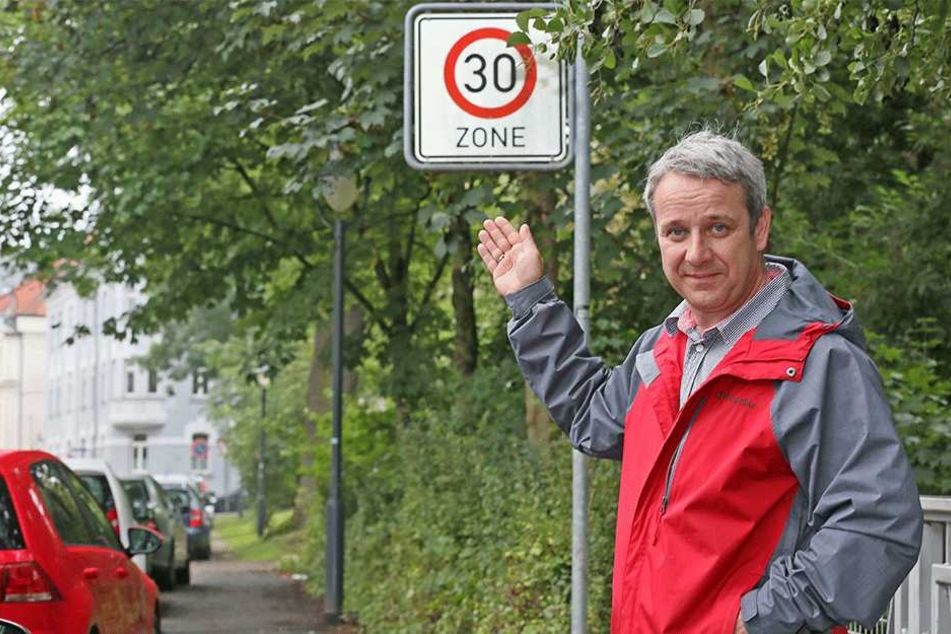 AfD-Stadtrat Sven Itzek (47) fordert: Kommt die Tangente, dann Tempo 30 in der City und
keine Ampeln mehr.