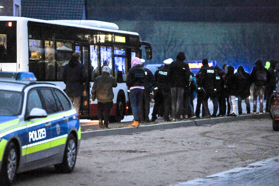 Die Polizei evakuierte die Schüler und Lehrer in Bussen.