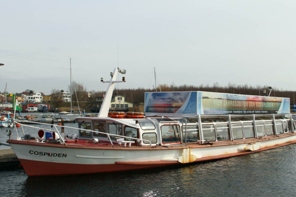 Die MS Cospuden fuhr seit der See-Freigabe im April 2000 auf dem Cossi. Vorher war das 1958 gebaute Schiff auf den Amsterdamer Grachten, der Hamburger Alster und auf der Elbe als Fahrgastschiff im Einsatz.