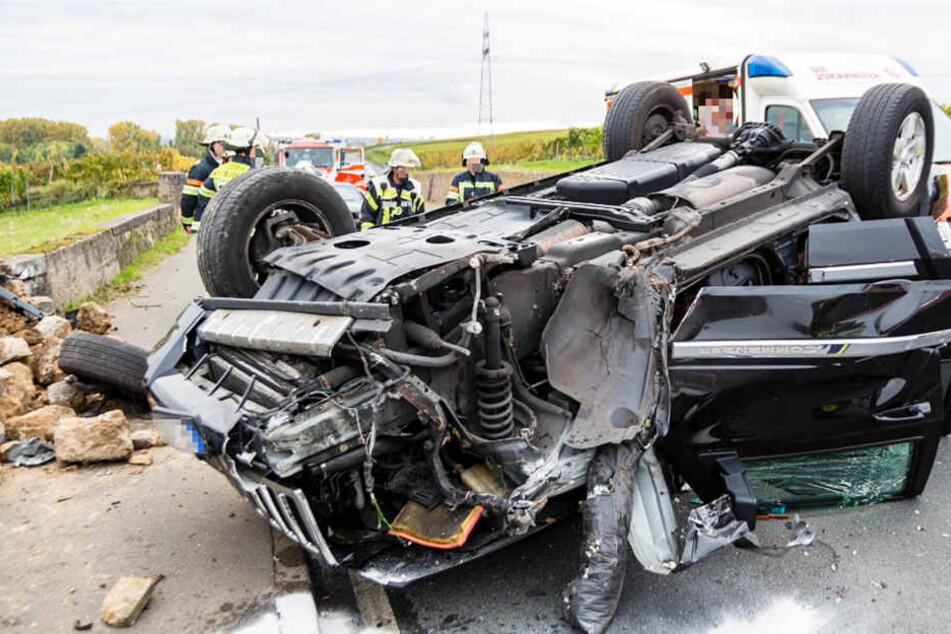 Der Jeep überschlug sich und blieb auf dem Dach liegen.