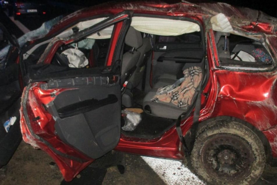Das Auto Totalschaden, alle fünf Insassen mussten ärztlich behandelt werden: so lautet das Resultat eines Unfalls auf der A9 am Sonntag.