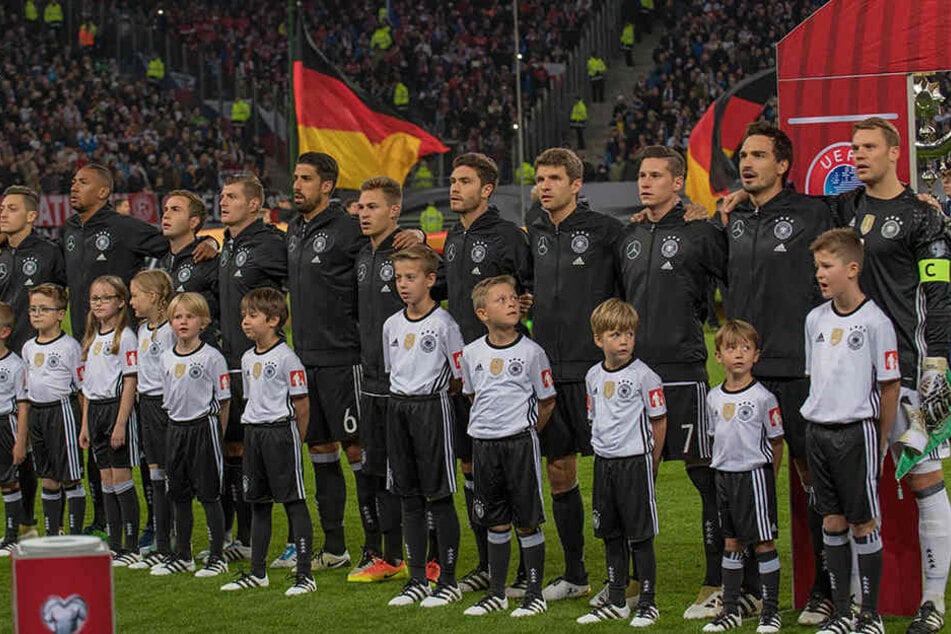 Diese Spielerjacken hätten sicher auch den deutschen Ersatzspielern besser zu Gesicht gestanden.