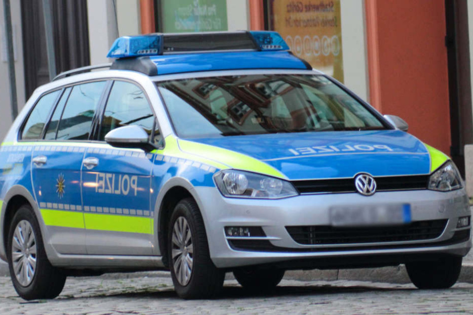 Der Fahrer des Streifenwagens konnte gerade noch rechtzeitig ausweichen, als ein 18-Jähriger einen Passanten vor seinen Wagen stieß. (Symbolbild)