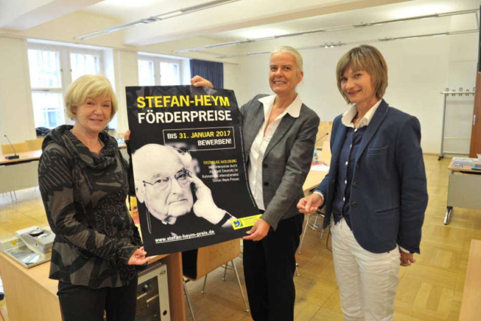 Dr. Ulrike Uhlig von der Stefan-Heym-Gesellschaft,
Literatur-Professorin Bernadette Malinowski und OB Barbara Ludwig (v.l.) werben
für den Stefan-Heym-Förderpreis.