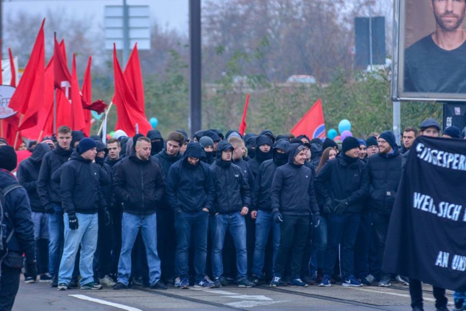 Mehr als 1000 Menschen hatten bereits am Samstag in Magdeburg gegen die dort am Mittwoch startende Innenministerkonferenz demonstriert.