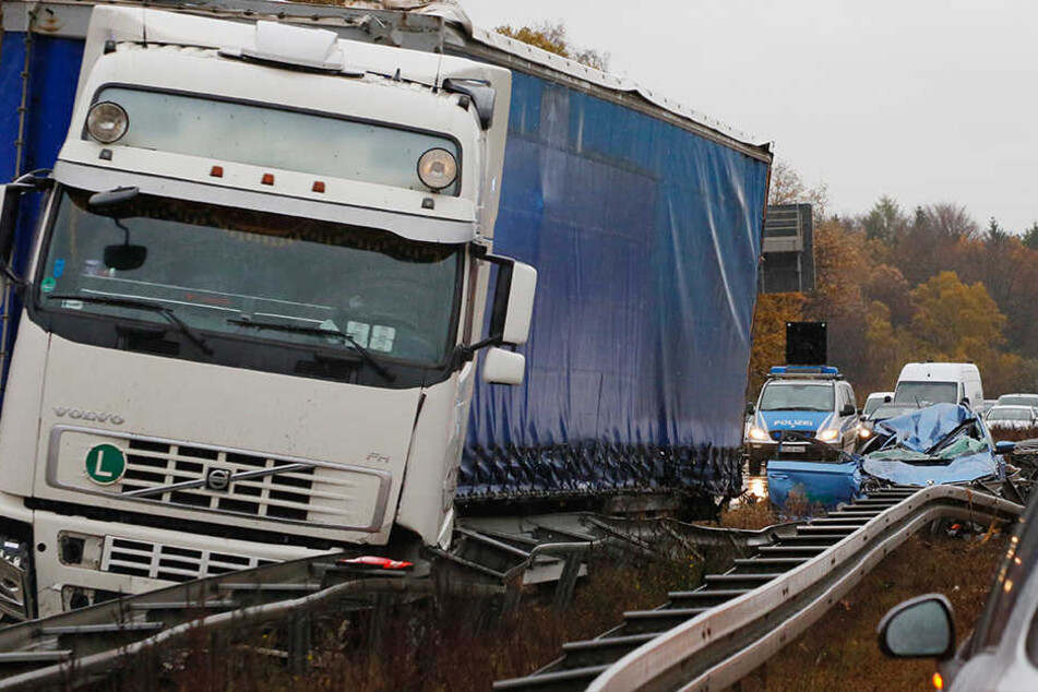 Der LKW knallte gegen die Leitplanke.