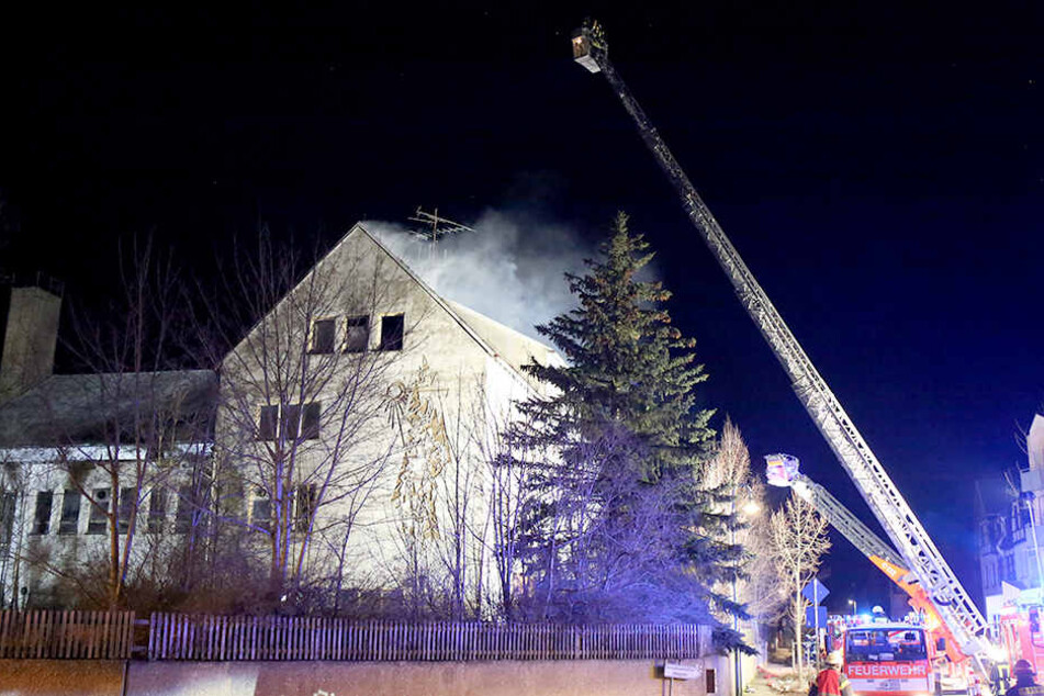 Das Feuer im Dachstuhl der ehemaligen Jugendherberge war gegen 21 Uhr ausgebrochen.