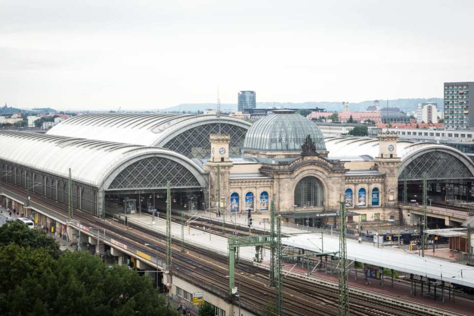 Der Dresdner Hauptbahnhof. Einst dauerte die Reise von hier nach Berlin unter
zwei Stunden. Vom Neustädter Bahnhof brauchten Ende der 1930er Schnellzüge sogar
nur eine Stunde und 30 Minuten.
