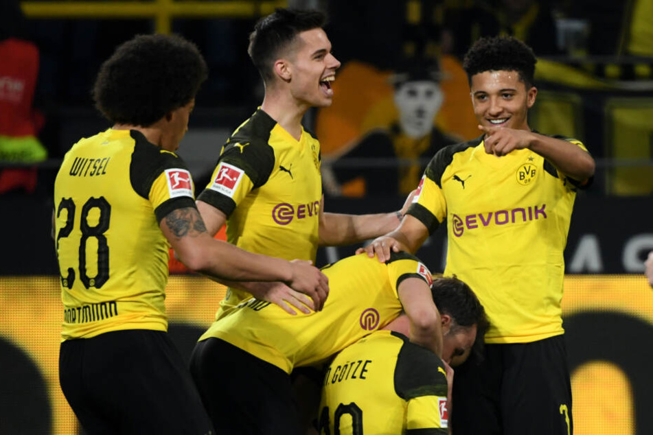 Mario Götze wird nach dem 3:1 von seinen Kollegen bejubelt.