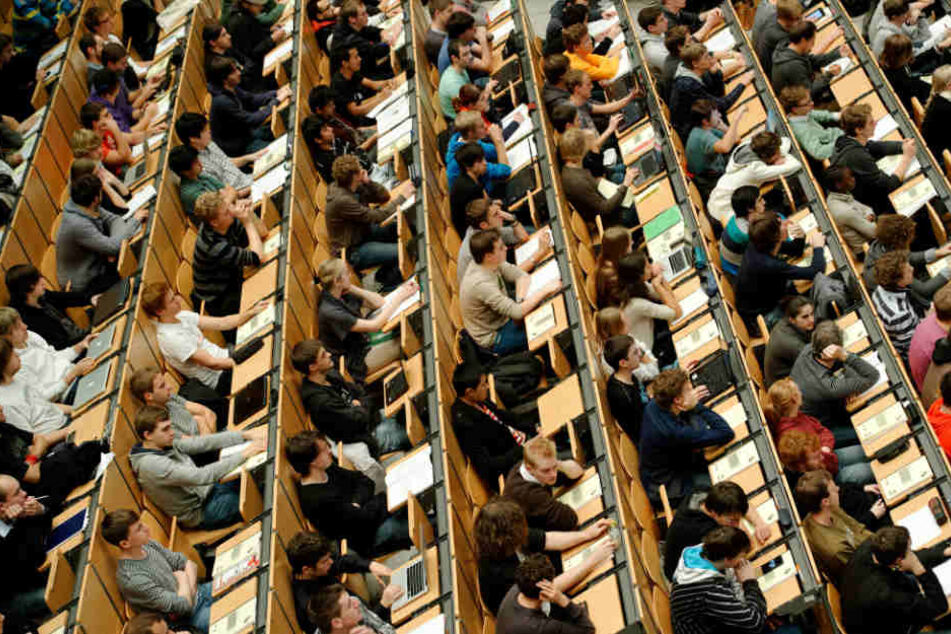 Unis könnten in Zukunft wieder verlangen, dass Studenten zur Uni kommen.