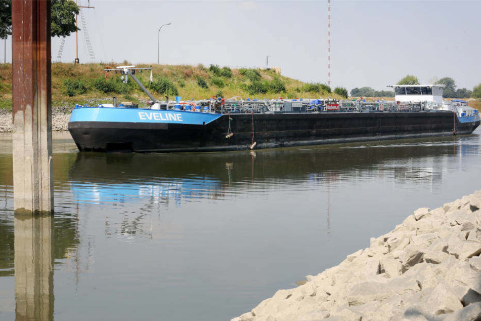 Wegen des niedrigen Rheinpegels können Tankschiffe nur noch halb so viel oder noch weniger Benzin oder Diesel transportieren.