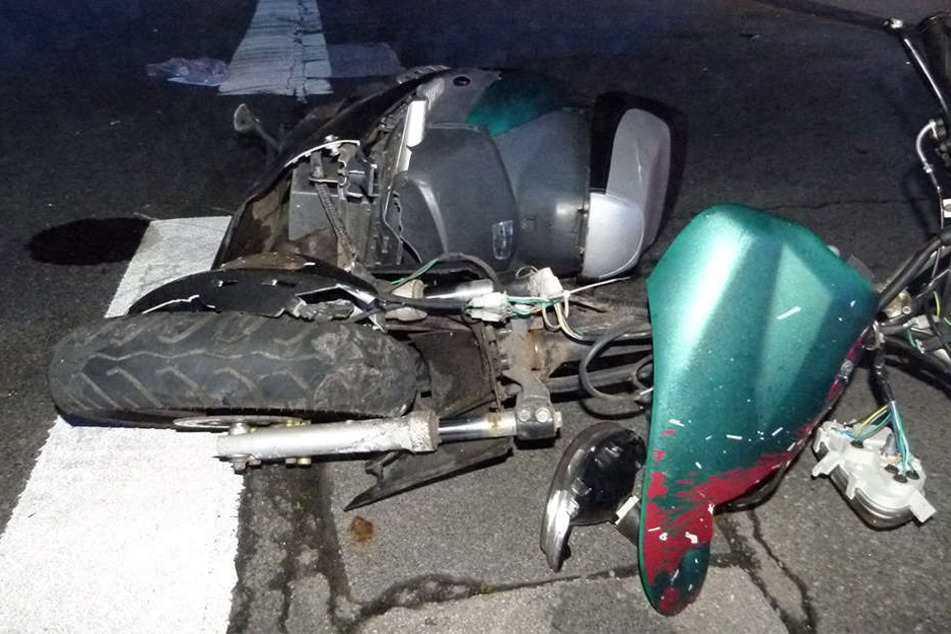 Der Roller der 25-jährigen Fahrerin ist komplett zerstört.