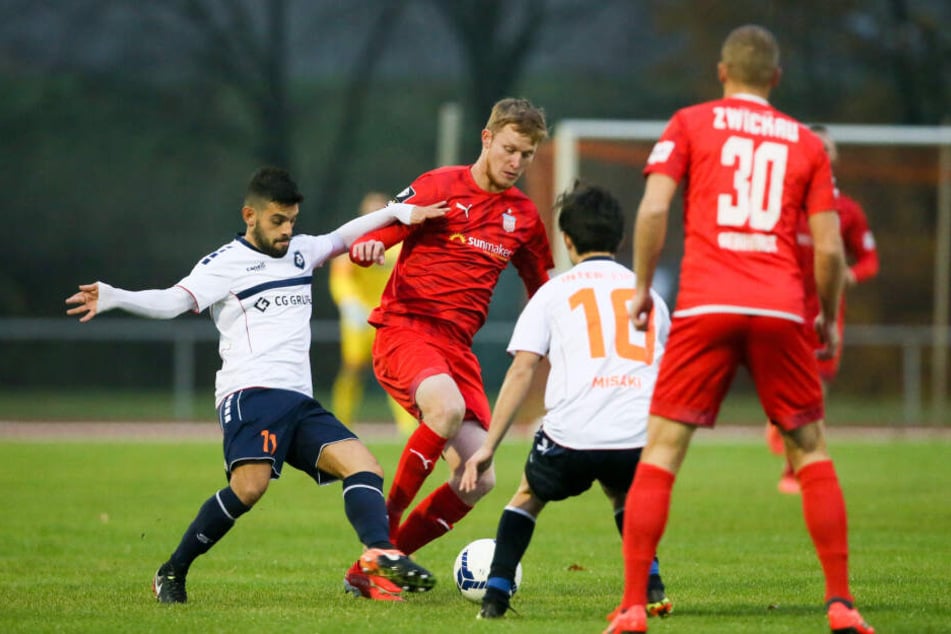 FSV-Stürmer Gerrit Wegkamp muss sich gegen die Leipziger Marcelo Franceschi und Chris Misaki verteidigen.