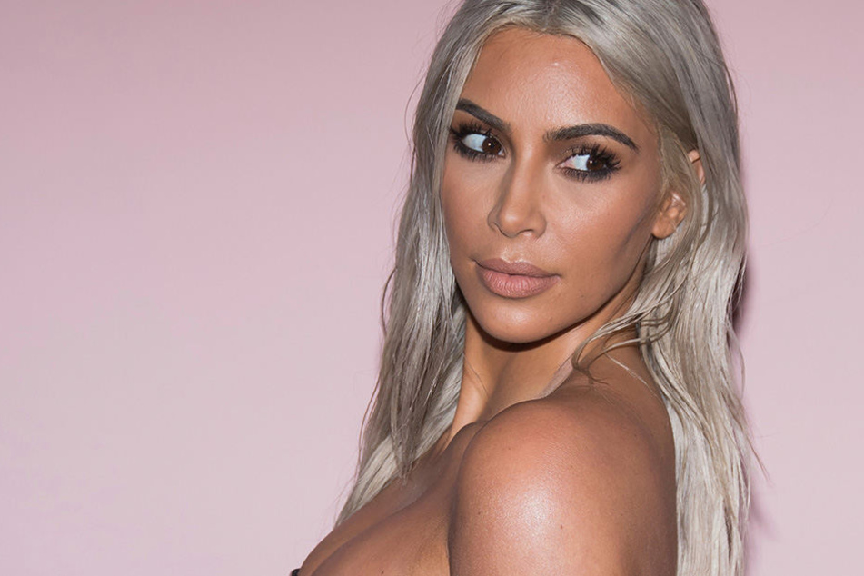Kann sich Kim Kardashian etwa keine Pediküre leisten? Würde uns aber sehr wundern ...