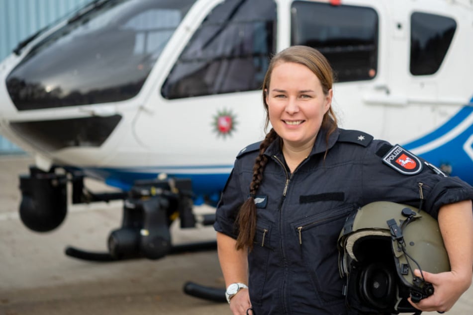Kommisarin Kirsten Böning ist die erste Frau in Niedersachsen, die einen Polizeihubschrauber fliegen darf.